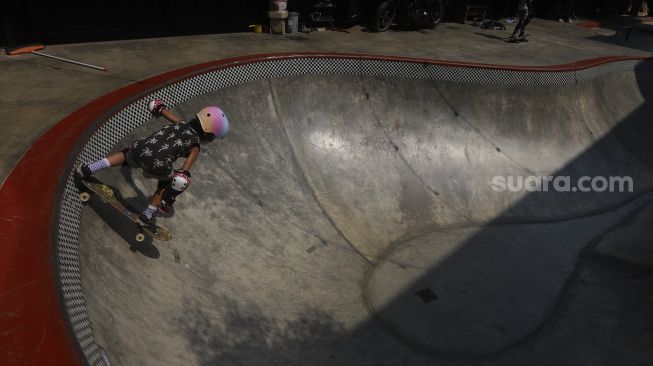 Seorang anak berlatih skateboard di Crooz School of Skate di kawasan Duren Tiga, Jakarta, Sabtu (12/9/2020). [Suara.com/Angga Budhiyanto]