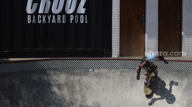 Seorang anak berlatih skateboard di Crooz School of Skate di kawasan Duren Tiga, Jakarta, Sabtu (12/9/2020). [Suara.com/Angga Budhiyanto]