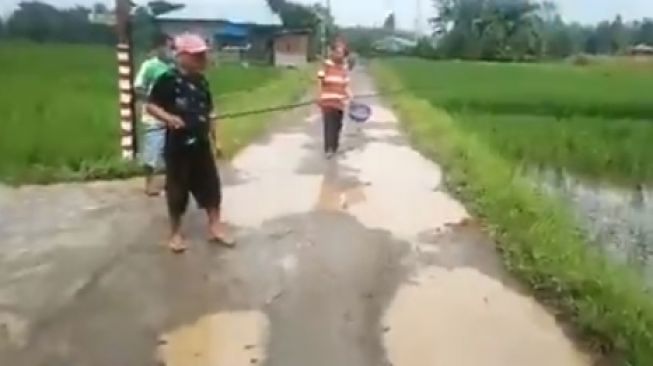 Aksi bapak-bapak saat mancing ikan jadi sorotan (Twitter)