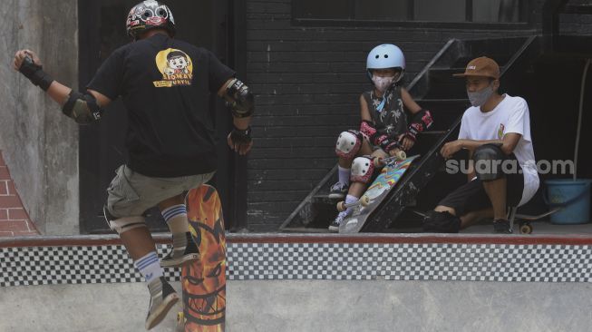 Seorang anak beristirahat disela-sela waktu berlatih skateboard di Crooz School of Skate di kawasan Duren Tiga, Jakarta, Sabtu (12/9/2020). [Suara.com/Angga Budhiyanto]