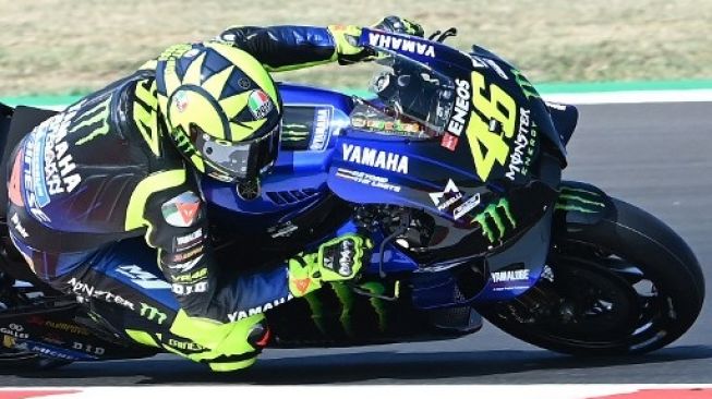 Pembalap Monster Energy Yamaha Valentino Rossi melaju saat sesi latihan di MotoGP San Marino di sirkuit Misano. ANDREAS SOLARO / AFP