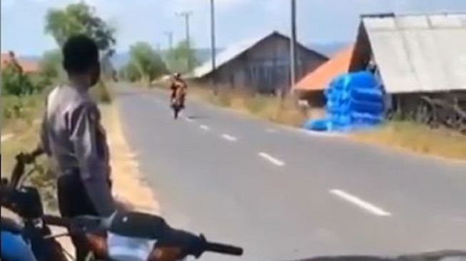 Diduga Sedang Ada Razia, Pemotor Ini Malah Nekat Standing di Depan Polisi