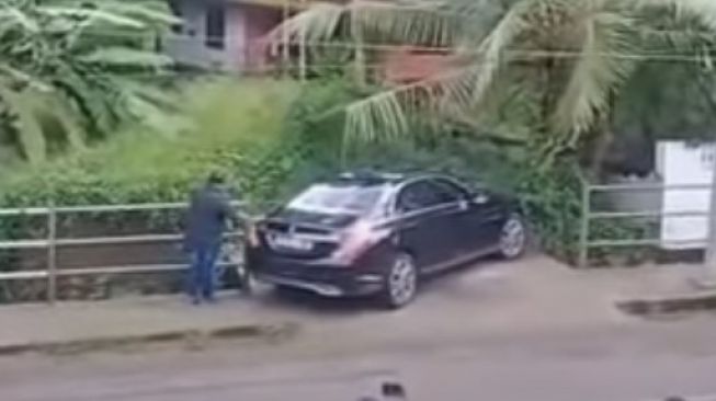 Pengemudi sedan mencoba memperagakan aksi pria yang parkir di tempat sempit (Youtube)