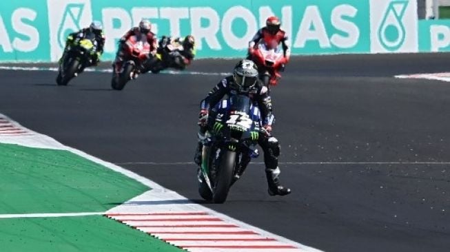 Rider Monster Energy Yamaha Maverick Vinales melaju saat sesi kualifikasi MotoGP San Marino di di sirkuit Misano. ANDREAS SOLARO / AFP