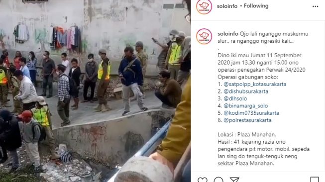 Sekelompok orang terkena razia masker dan dihukum bersihkan Sungai Pepe, Solo. - (Instagram/@soloinfo)