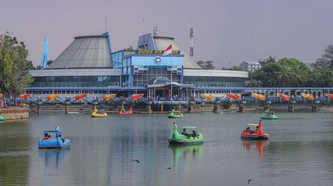 Pengunjung bermain wahana air di Taman Mini Indonesia Indah, Jakarta Timur, Minggu (13/9). [Suara.com/Alfian Winanto]