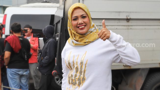 Elly Sugigi Deg-degan Ketemu Keluarga Pacar, Intip 3 Momennya yuk!