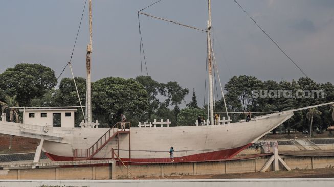 Pengunjung berwisata di atas kapal Museum Keprajuritan di Taman Mini Indonesia Indah, Jakarta Timur, Minggu (13/9). [Suara.com/Alfian Winanto]