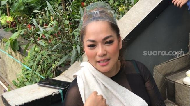 Kalah Taruhan, Jenny Cortez Jalan Kaki dari Bekasi ke Jakarta