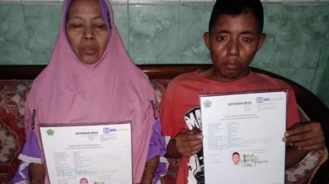 Mengharukan! 10 Tahun Menabung Pemuda Pengamen Ini Daftar Haji Bareng Ibu