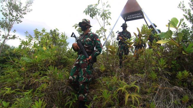 Anggota Satgas Pamtas RI-Malaysia Yonif 133/Yudha Sakti patroli di perbatasan Badau, Kabupaten Kapuas Hulu, Kalimantan Barat, Jumat (11/9/2020). [ANTARA FOTO/Jessica Helena Wuysang]