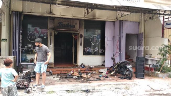 Warga merapikan sisa puing kebakaran Toko Kue dan Roti Trubus di Jalan Poncowinatan, Cokrodiningratan, Kecamatan Jetis, Kota Yogyakarta, Minggu (13/9/2020). - (SuaraJogja.id/Muhammad Ilham Baktora)