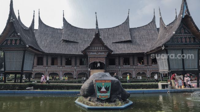 Suasana pengunjung di Anjungan Sumatera Barat di Taman Mini Indonesia Indah, Jakarta Timur, Minggu (13/9). [Suara.com/Alfian Winanto]