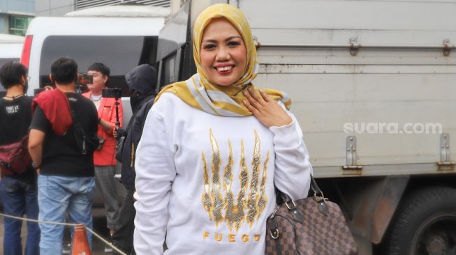 Elly Sugigi Banjir Kritikan Usai Lepas Hijab