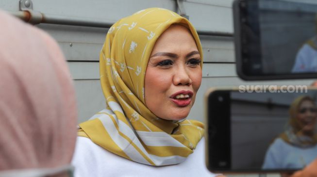 Pacaran dengan Model, Elly Sugigi Merasa Lebih Dihargai