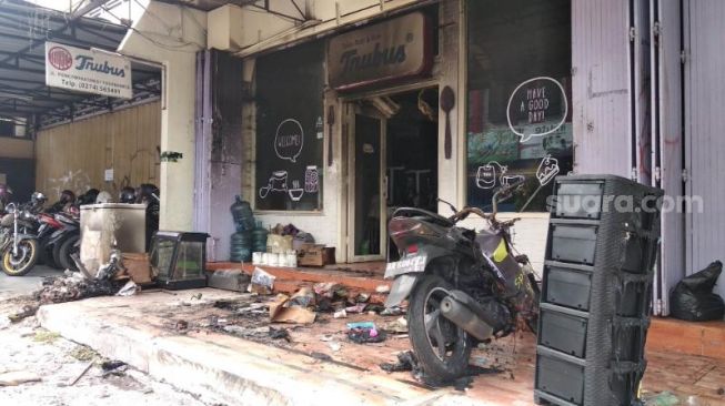 Kondisi pascakebakaran Toko Kue dan Roti Trubus di Jalan Poncowinatan, Cokrodiningratan, Kecamatan Jetis, Kota Yogyakarta, Minggu (13/9/2020) - (SuaraJogja.id/Muhammad Ilham Baktora)