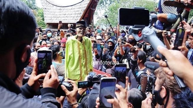 Wisatawan Berdesakan Motret Jenasah di Toraja, Warganet: Hati-hati Corona