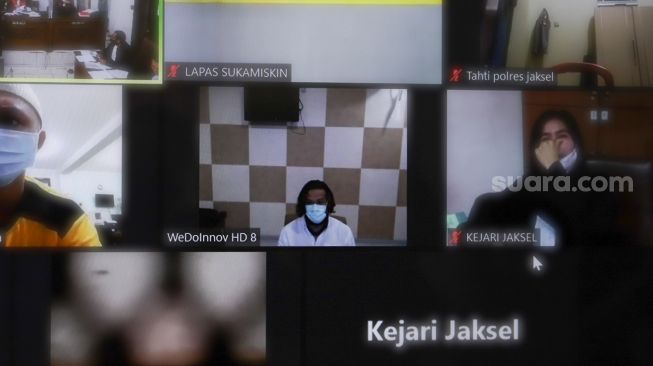 Aktor Dwi Sasono saat menjalani sidang kasus penyalahgunaan narkoba secara virtual di Pengadilan Negeri Jakarta Selatan, Senin (14/9). [Suara.com/Alfian Winanto]