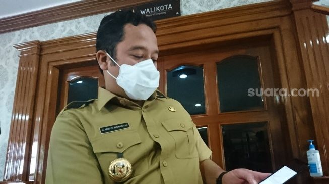 Wali Kota Tangerang Arief Wismansyah ditemui di kantornya, Senin (14/9/2020). [Suara.com/Irfan Maulana]