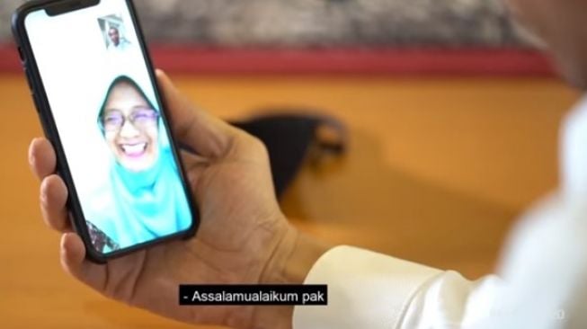 Buk Rika atau Rika Susi Waty, perempuan 50 tahun ini viral karena video call dengan orang nomor 1 di Indonesia, Joko Widodo atau Jokowi. Buk Rika adalah guru Matematika SMPN 7 Padang. (capture)