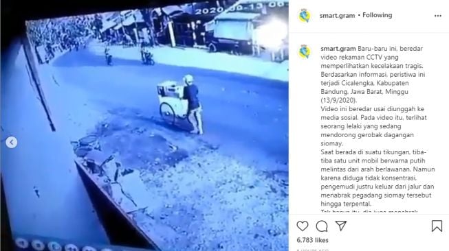 Detik-detik pedagang siomay ditabrak pengendara sedan. - (Instagram/@smart.gram)