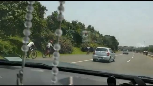 Pesepeda di ruas tol kiri jalan [screenshot video @warung_jurnalis].