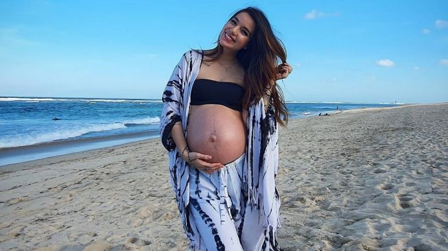 Foto maternity Sheila Marcia yang sederhana namun terlihat keren dan cantik. [Instagram]
