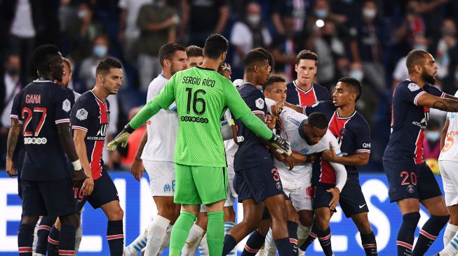 Para pemain Marseille dan Paris Saint-Germain bertengkar di akhir pertandingan sepak bola L1 Prancis antara Paris Saint-Germain (PSG) melawan Marseille (OM) di Stadion Parc de Princes, Paris, Perancis, Senin (14/9) dini hari WIB. [FRANCK FIFE / AFP]