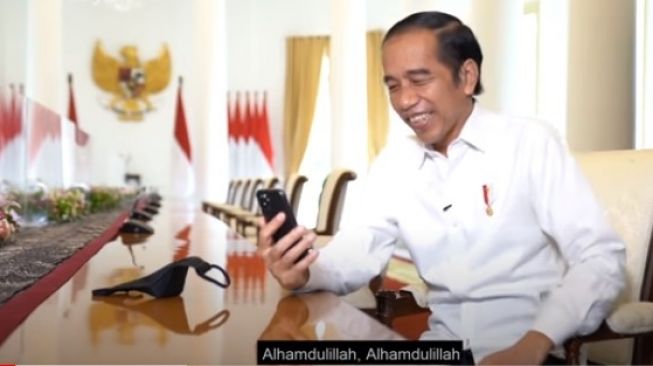 Buk Rika atau Rika Susi Waty, perempuan 50 tahun ini viral karena video call dengan orang nomor 1 di Indonesia, Joko Widodo atau Jokowi. Buk Rika adalah guru Matematika SMPN 7 Padang. (capture)