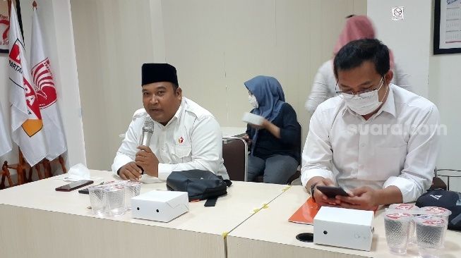 Ketua Bawaslu Kota Tangsel Muhamad Acep (kiri) saat menyampaikan permintaan tes swab ulang bagi bapaslon di Pilkada di Kantor KPU Tangsel, Senin (14/9/2020). [Suara.com/Wivy Hikmatullah]