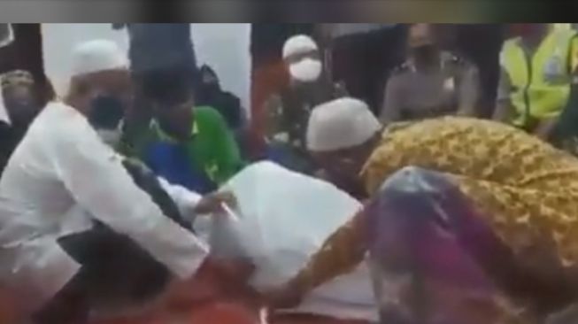 Sakit Cacar Tak Kunjung Sembuh, Dua Warga Madura Langsungkan Sumpah Pocong