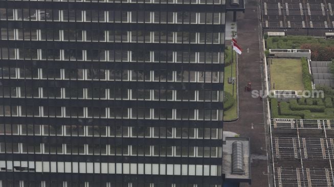 Aktivitas di salah satu gedung perkantoran di kawasan kawasan Sudirman, Jakarta, Senin (14/9/2020). [Suara.com/Angga Budhiyanto]