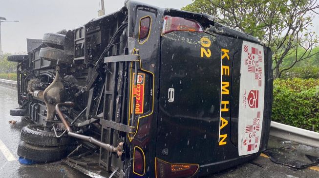 Terlibat Kecelakaan Lalu Lintas, Bus Kemenhan RI Terguling di Tol Jagorawi