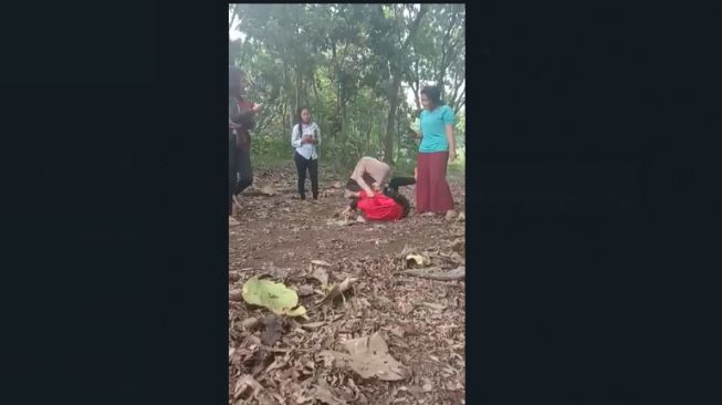 Viral! Aksi Duel Perkelahian Cewek ABG di Tengah Kebun, Teman Cuma Menonton