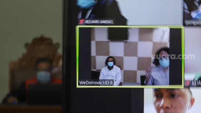 Aktor Dwi Sasono menjalani sidang secara virtual terkait kasus penyalahgunaan narkoba yang melibatkan dirinya di Pengadilan Negeri Jakarta Selatan, Senin (14/9). [Suara.com/Alfian Winanto]