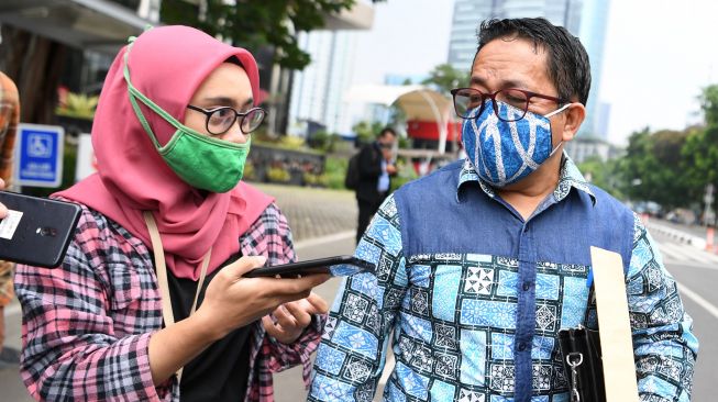 Mantan Kepala Biro Hukum Kementerian BUMN yang juga Wakil Direktur PT Pelindo II Hambra SH (kanan) menjawab pertanyaan wartawan usai diperiksa di gedung KPK, Jakarta, Senin (14/9/2020).  [ANTARA FOTO/Hafidz Mubarak]