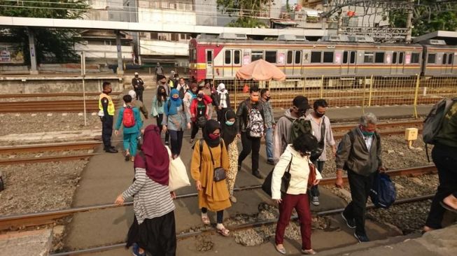 Listrik Aliran Atas Sempat Bermasalah, Perjalanan KRL Sudah Mulai Normal