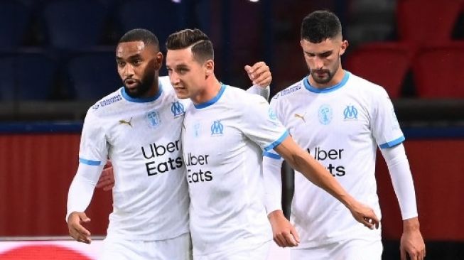 Striker Marseille Florian Thauvin (kanan) merayakan golnya ke gawang Paris Saint-Germain (PSG) bersama rekan setimnya dalam pertandingan Ligue 1 di Parc de Princes stadium, Paris. FRANCK FIFE / AFP