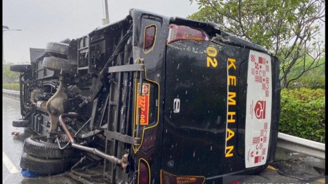 Bus jemputan ASN Kementerian Pertahanan kecelakaan di KM3 Tol Jagorawi, Cililitan, Jakarta Timur, Senin (14/9/2020).