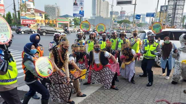 Jakarta PSBB Total, Gatot Kaca Berkeliaran di Depok