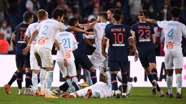 Para pemain Marseille dan Paris Saint-Germain bertengkar di akhir pertandingan sepak bola L1 Prancis antara Paris Saint-Germain (PSG) melawan Marseille (OM) di Stadion Parc de Princes, Paris, Perancis, Senin (14/9) dini hari WIB. [FRANCK FIFE / AFP]