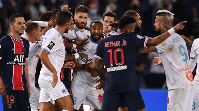 Para pemain Marseille dan Paris Saint-Germain bertengkar di akhir pertandingan sepak bola L1 Prancis antara Paris Saint-Germain (PSG) melawan Marseille (OM) di Stadion Parc de Princes, Paris, Perancis, Senin (14/9) dini hari WIB. [FRANCK FIFE / AFP]