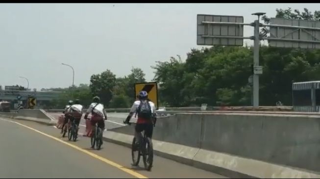 Viral Sepeda Masuk Tol Jagorawi, Ini Sanksi Hukum yang Bakal Diterima