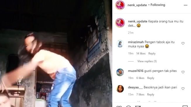 Seorang anak perempuan main tiktok lalu menoyor kepala ibunya. - (Instagram/@nenk_update)