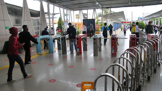 Sejumlah calon penumpang KRL Commuter Line memasuki gerbang tiket elektronik di Stasiun Bogor, Jawa Barat, Senin (14/9/2020). [ANTARA FOTO/Arif Firmansyah]