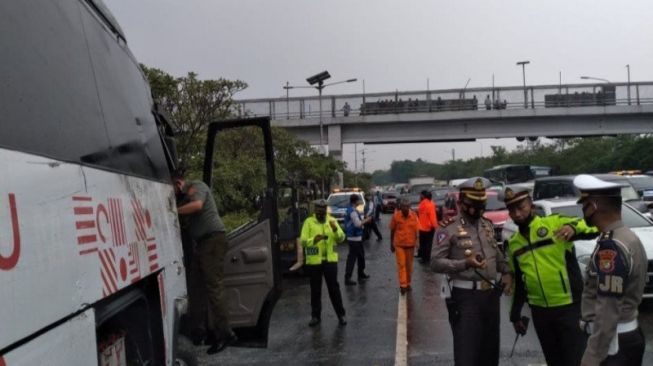 Bus jemputan ASN Kementerian Pertahanan kecelakaan di KM3 Tol Jagorawi, Cililitan, Jakarta Timur, Senin (14/9/2020).