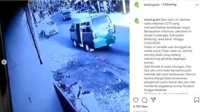 Heboh, Detik-Detik Tukang Siomai Ditabrak Mobil Sedan dari Arah Berlawanan