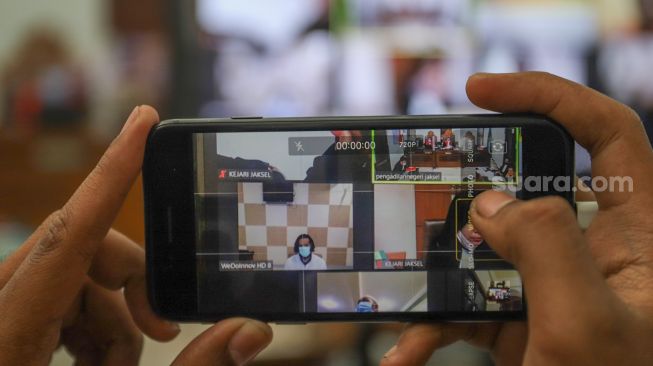 Tangkapan layar smartphone awak media ketika merekam Aktor Dwi Sasono menjalani sidang kasus penyalahgunaan narkoba yang digelar secara virtual di Pengadilan Negeri Jakarta Selatan, Senin (14/9). [Suara.com/Alfian Winanto]