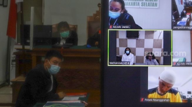 Suasana jalannya sidang secara virtual kasus penyalahgunaan narkoba yang melibatkan Aktor Dwi Sasono di Pengadilan Negeri Jakarta Selatan, Senin (14/9). [Suara.com/Alfian Winanto]