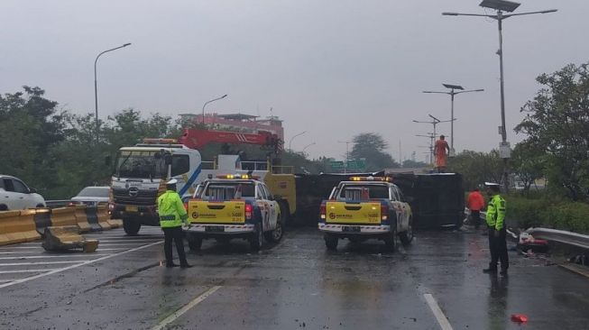 Bus jemputan ASN Kementerian Pertahanan kecelakaan di KM3 Tol Jagorawi, Cililitan, Jakarta Timur, Senin (14/9/2020). Kecelakaan itu melibatkan empat kendaraan. (Antara)